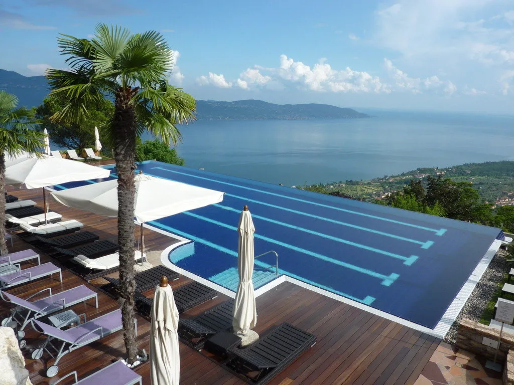 бескрайний инфинити бассейн отеля Lefay Resort & Spa Lago Di Garda