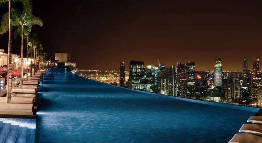 бескрайний инфинити бассейн отеля на крыше Marina Bay Sands