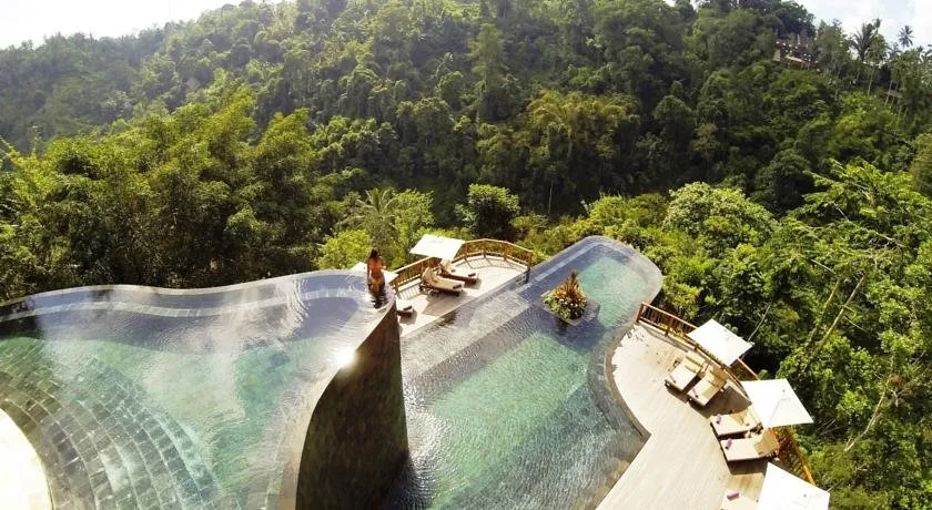 бескрайний инфинити бассейн отеля Hanging Gardens Ubud