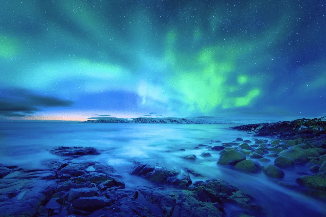 Северное сияние над озером