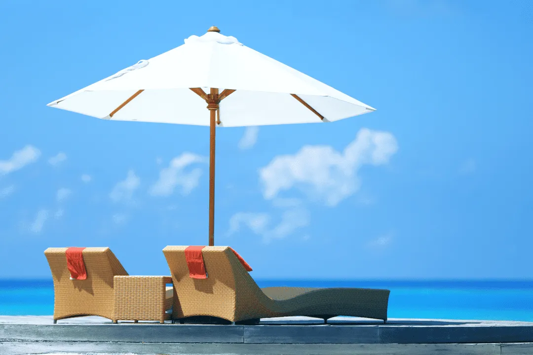 Шезлонги на берегу моря