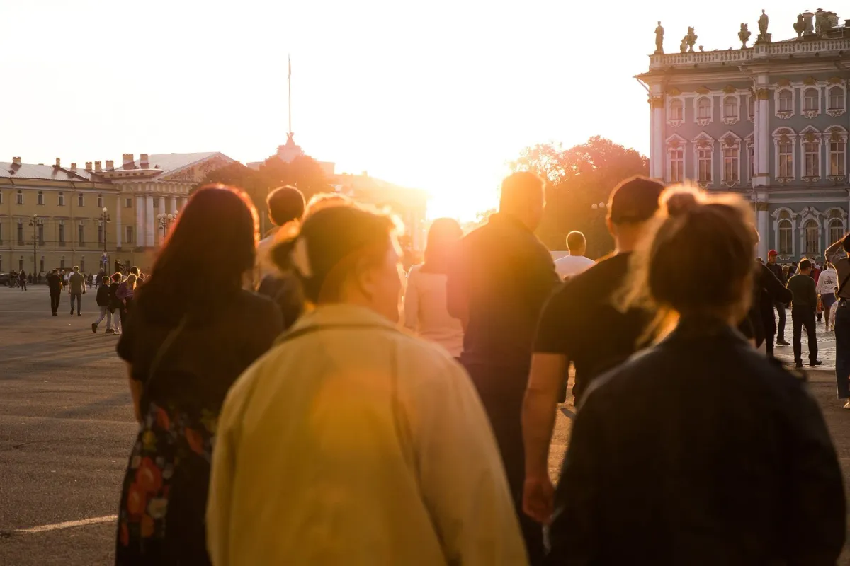 Люди на Дворцовой площади