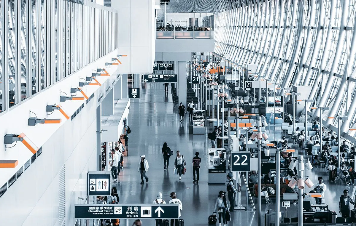 Люди в очереди на рейс