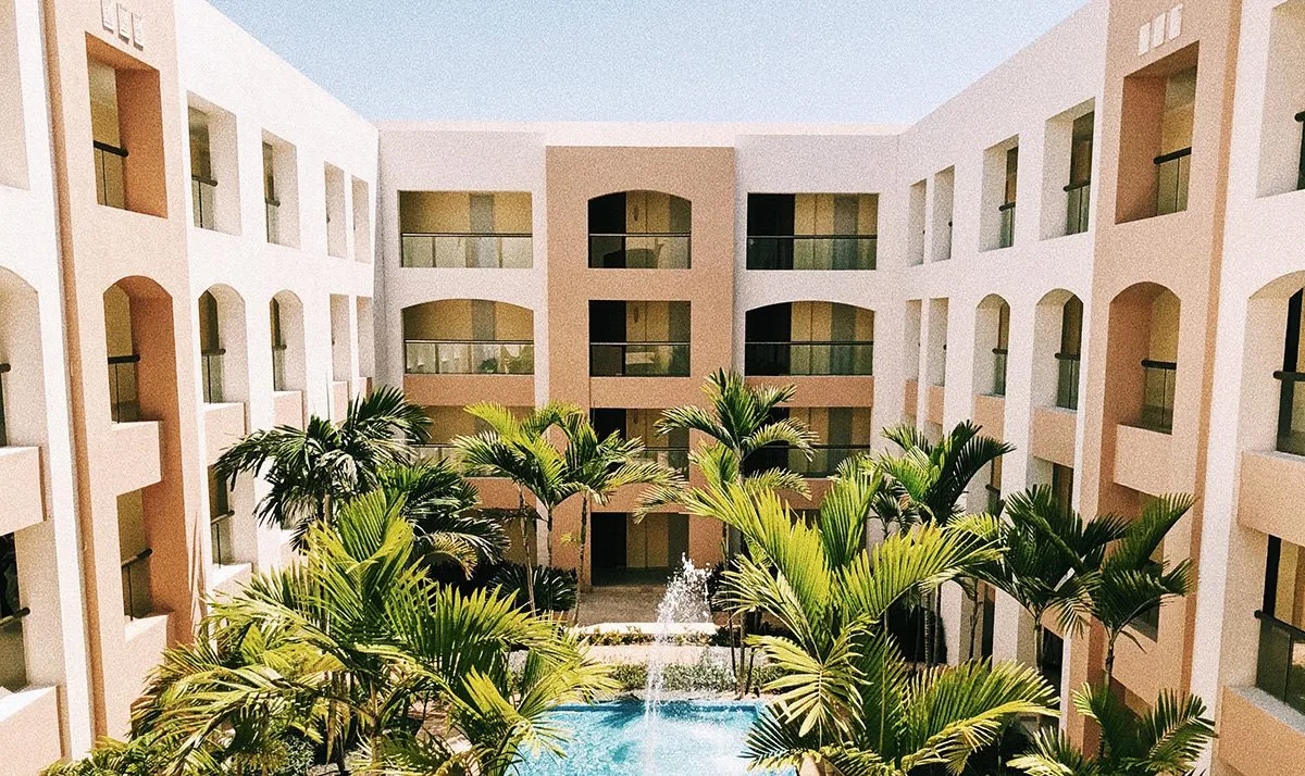 Фонтан на территории отеля