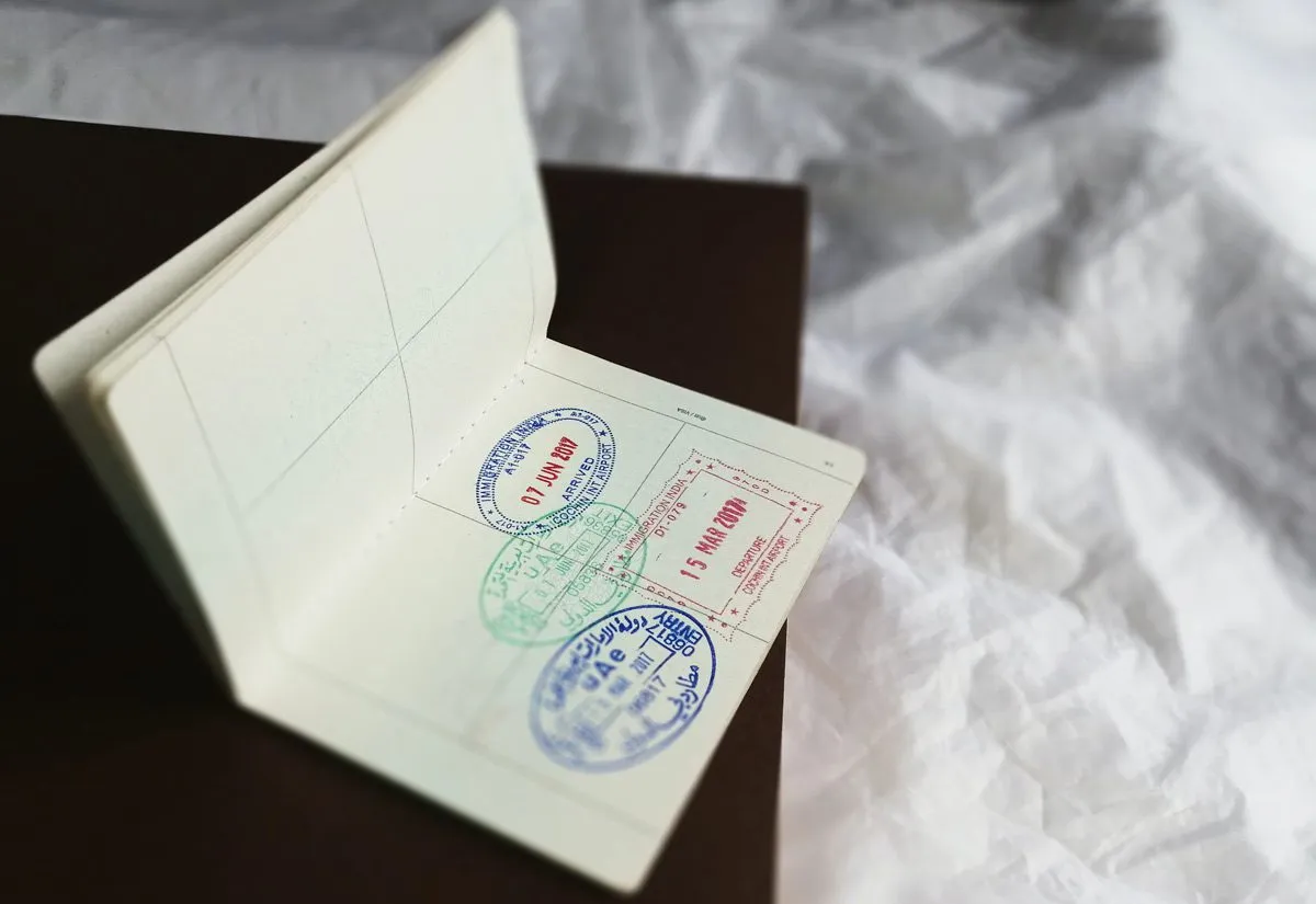 Загранпаспорт лежит на кровати