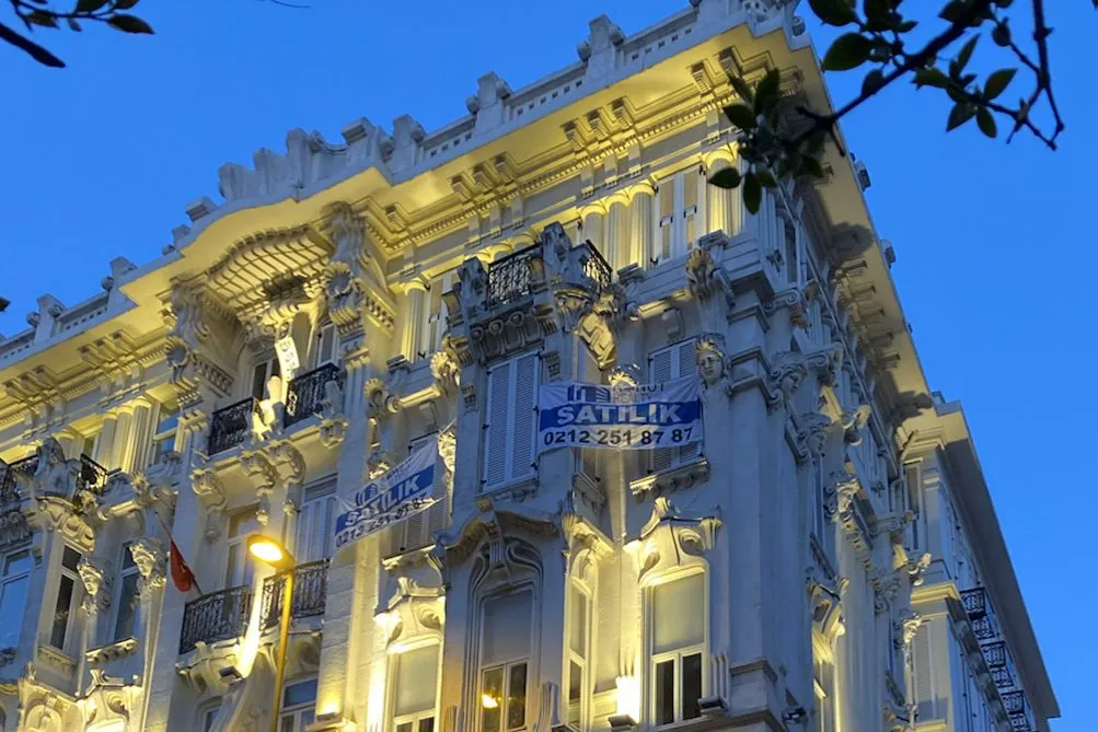 Здание на площади Таксима в Стамбуле