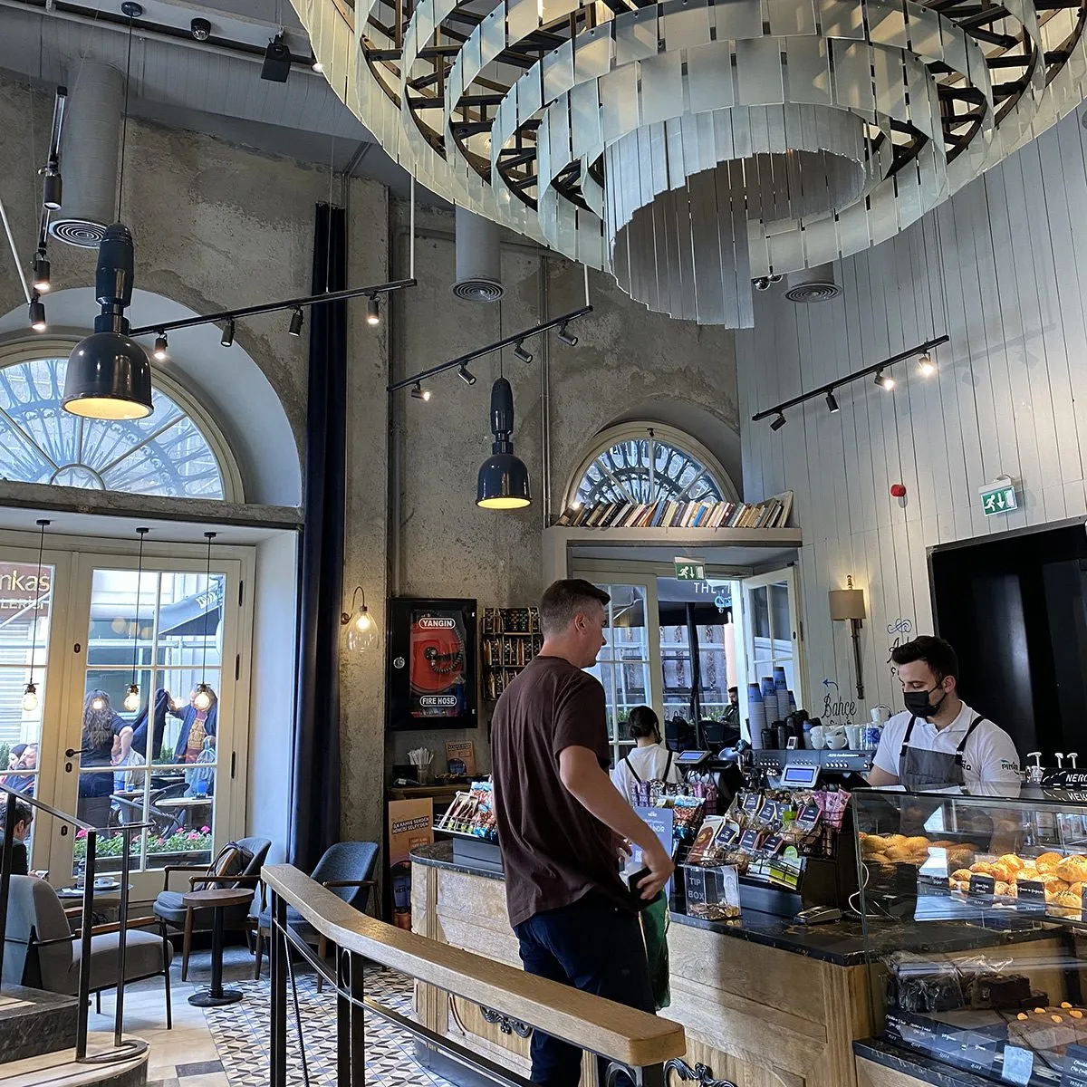 Мужчина расплачивается на кассе в кафе