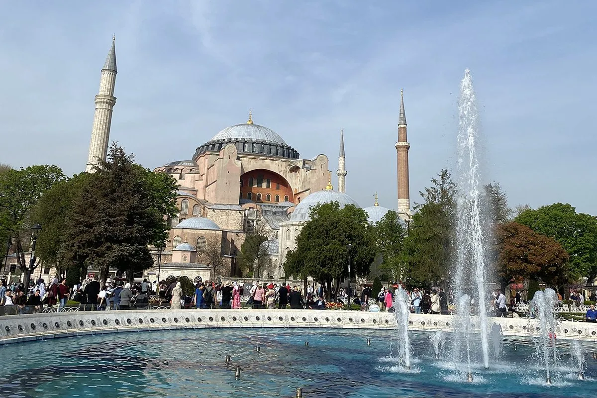 Фонтан напротив дворца в Стамбуле