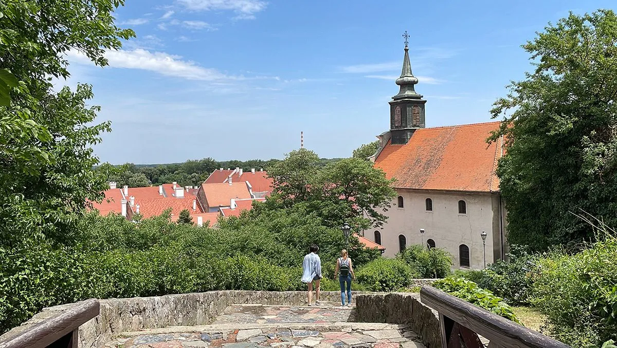 Девушки идут по каменной дороге
