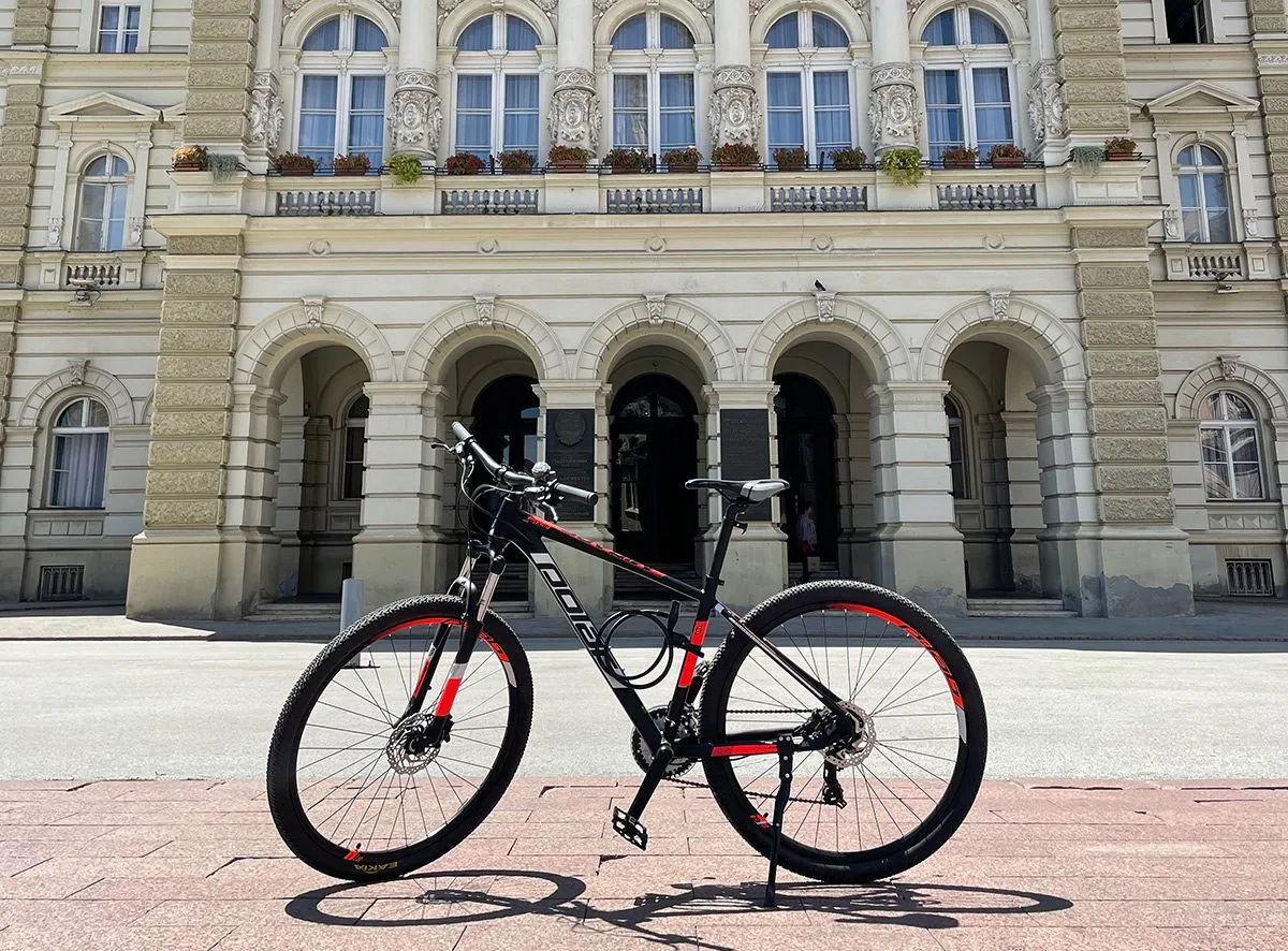 Велосипед на фоне здания