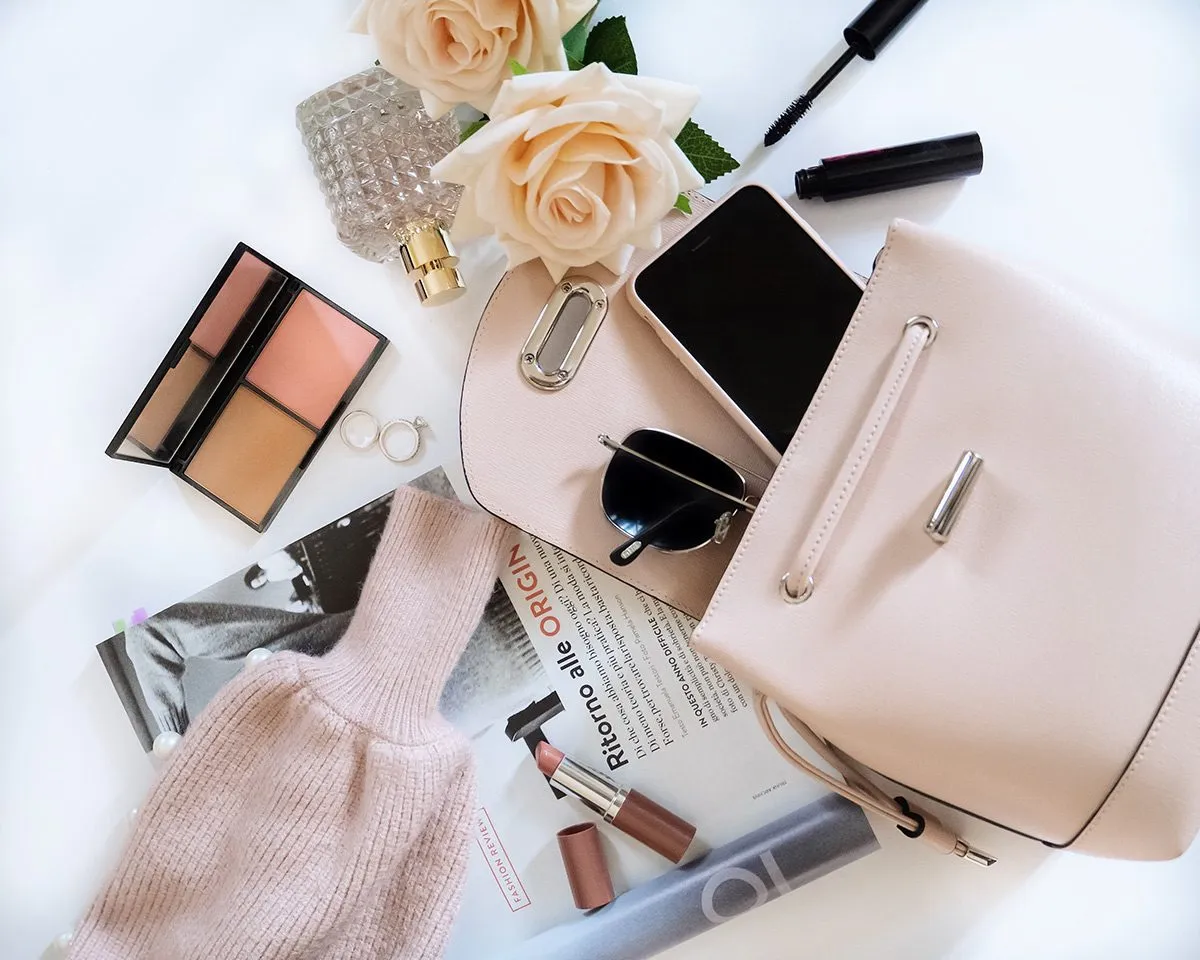 Сумка с косметикой и телефоном