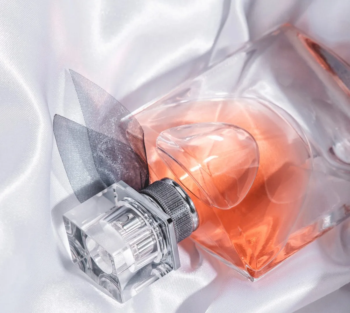 Флакон духов на ткани