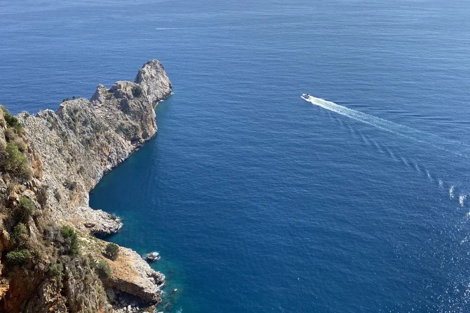 Катер плывет 