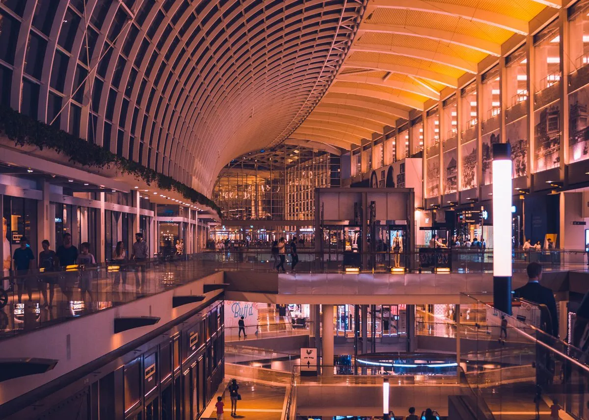 Главный холл аэропорта при закатном освещении