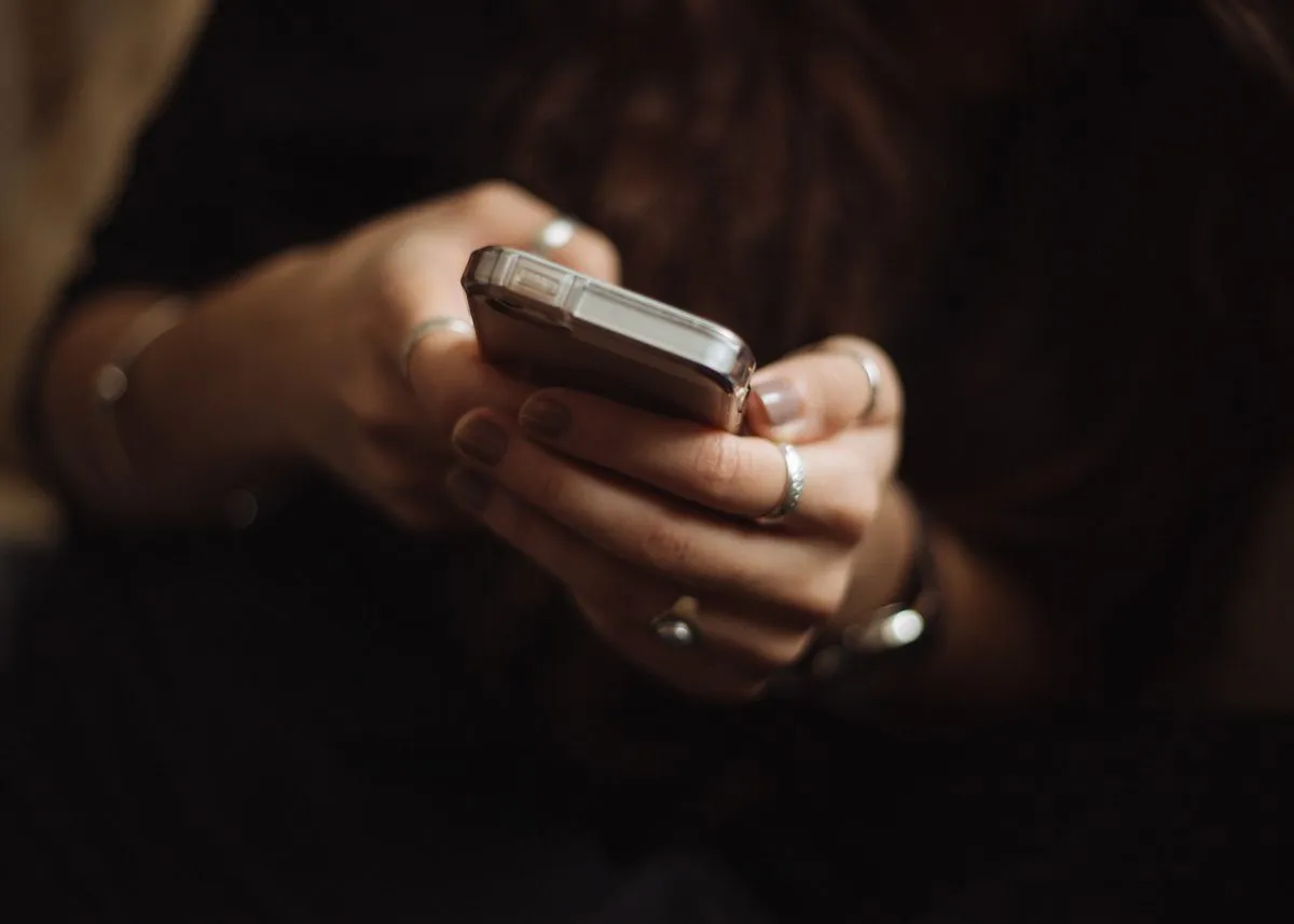 Девушка держит телефон в руках