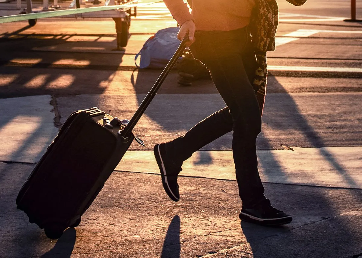 Человек торопится на самолет с ручной кладью