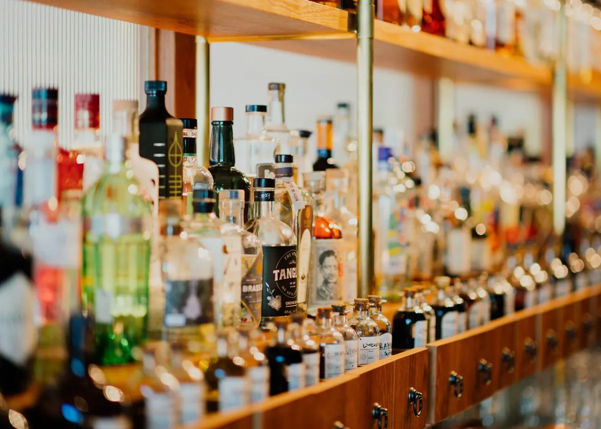 Полка с алкогольными напитками