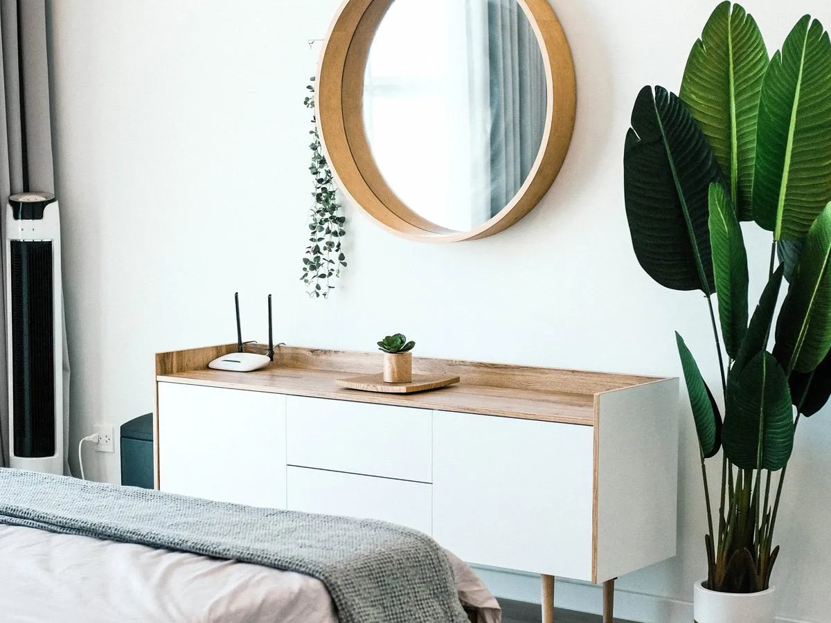 Комната с зеркалом и кроватью