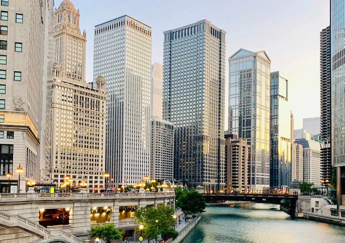 Многоэтажные здания на берегу реки