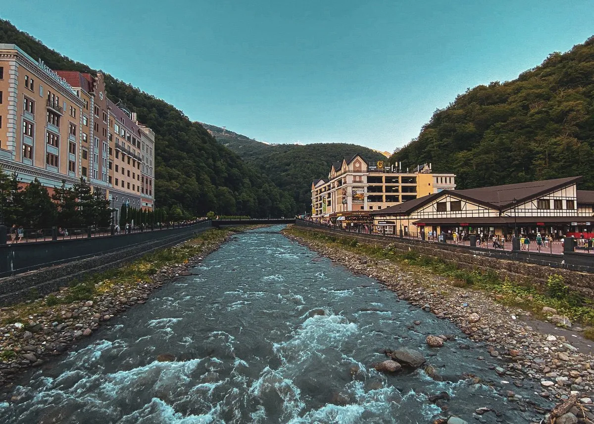 Город с скандинавскими домиками на реке