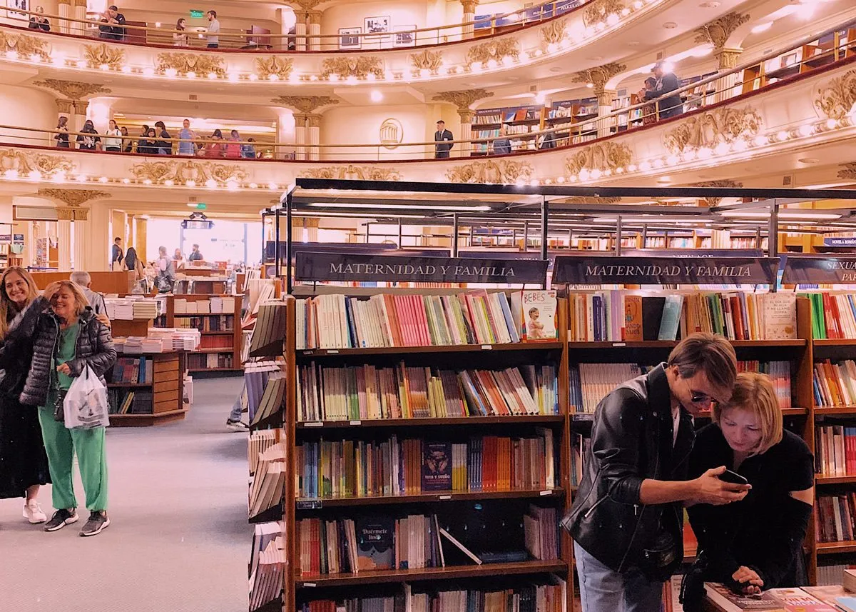 Книжный магазин в театре