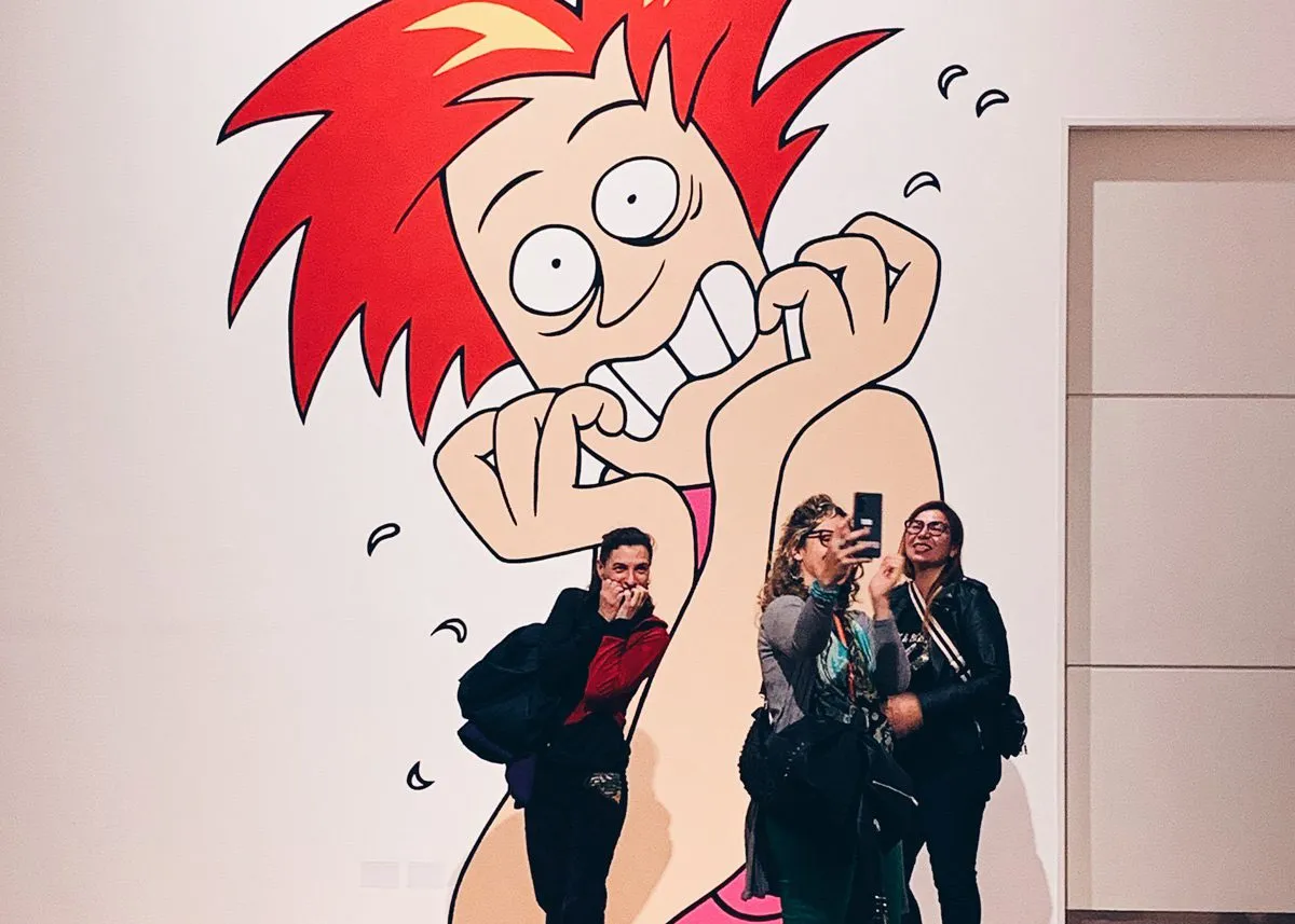 Люди делают фотографии в зеркале