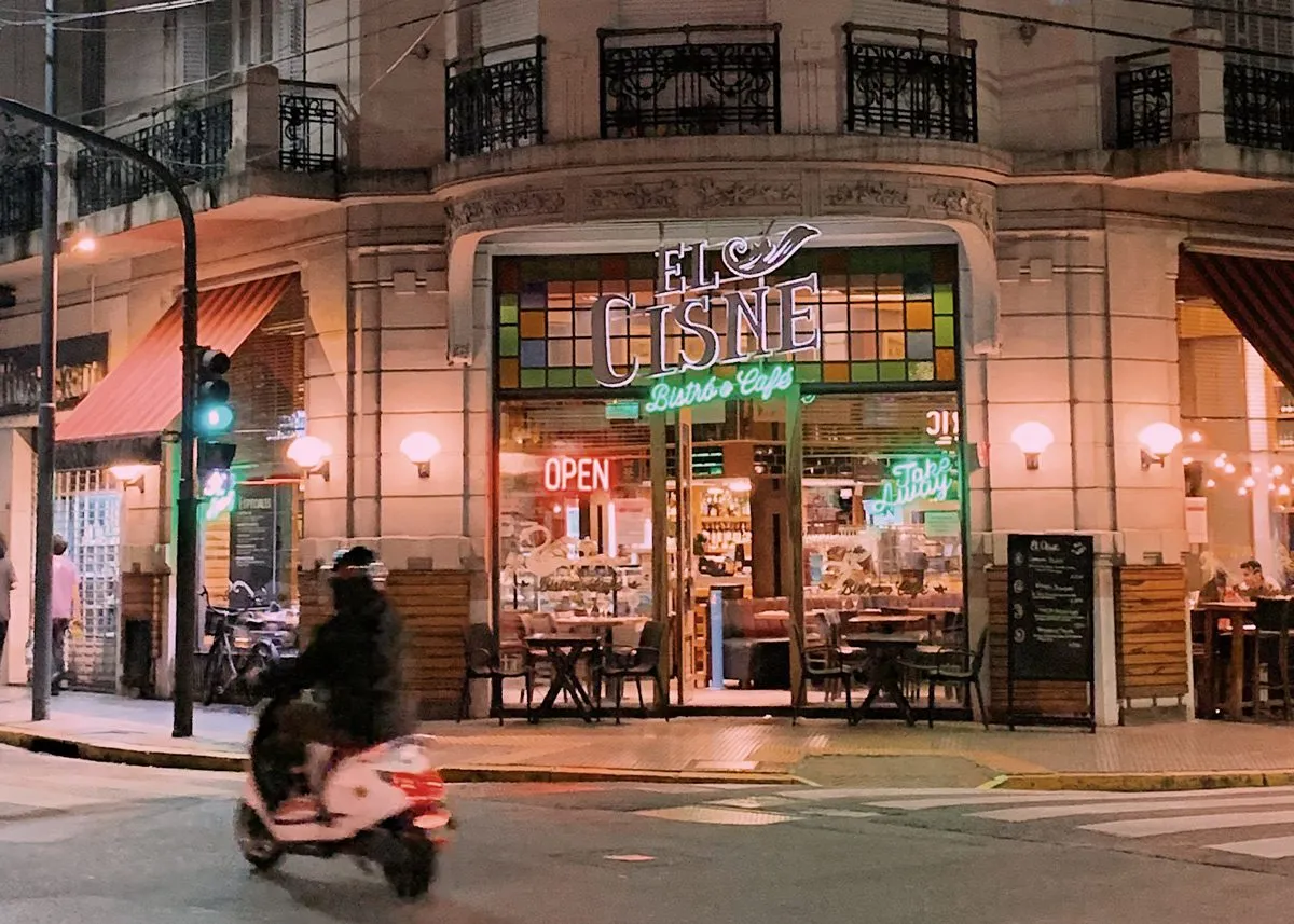 Мотоциклист проезжает мимо кафе