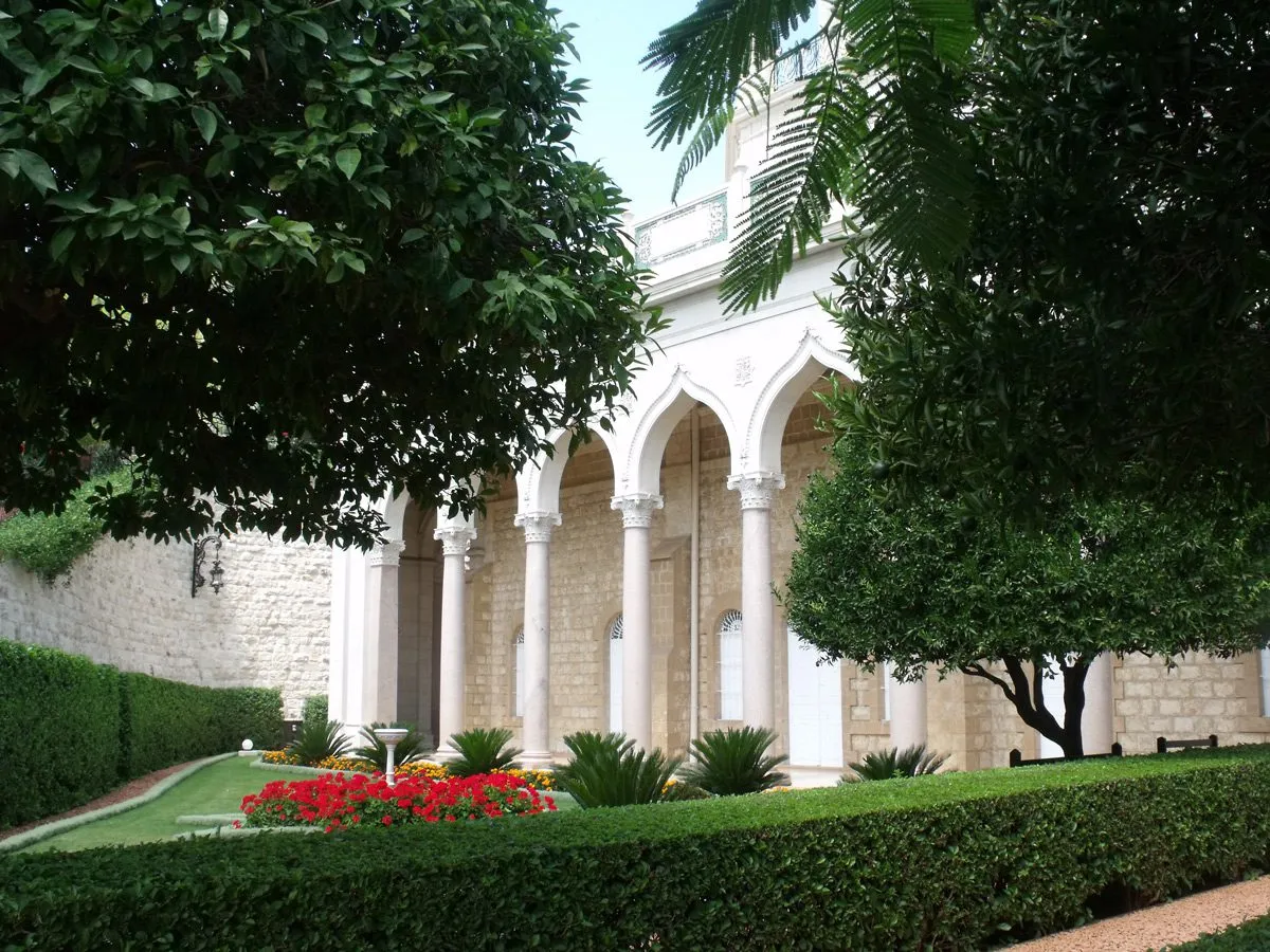 Здание в саду среди деревьев