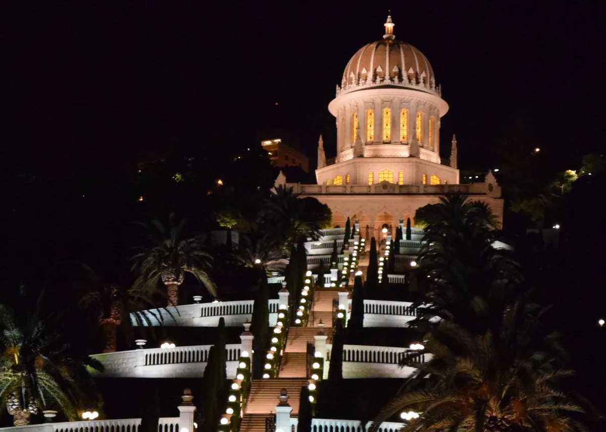 Освещенные ступени ведут к большому купольному зданию