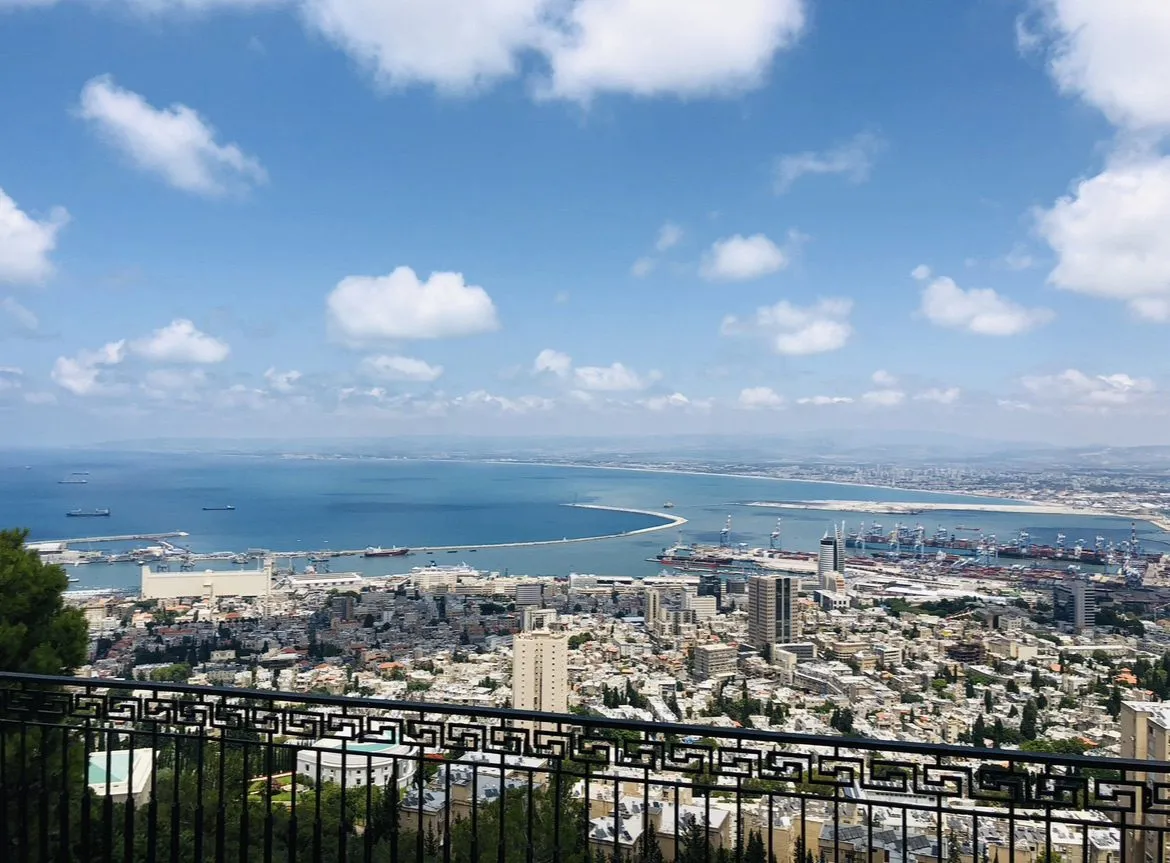 Город на набережной с высоты птичьего полета