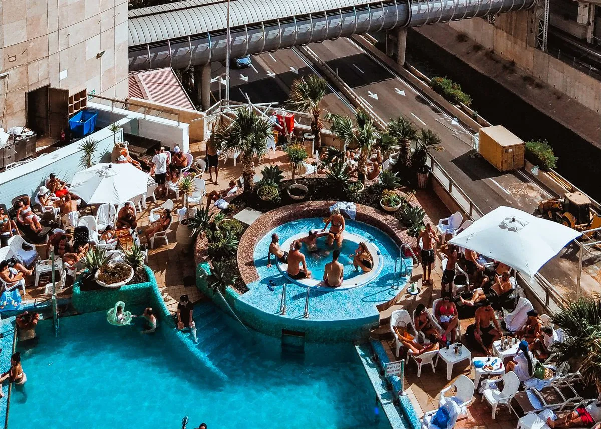 Вечеринка в бассейне на крыше многоэтажного здания