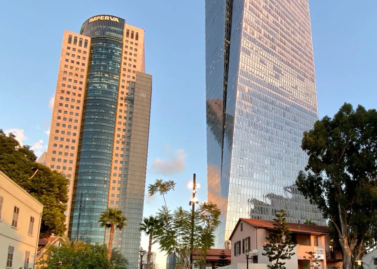 Высотные здания при закатном свете