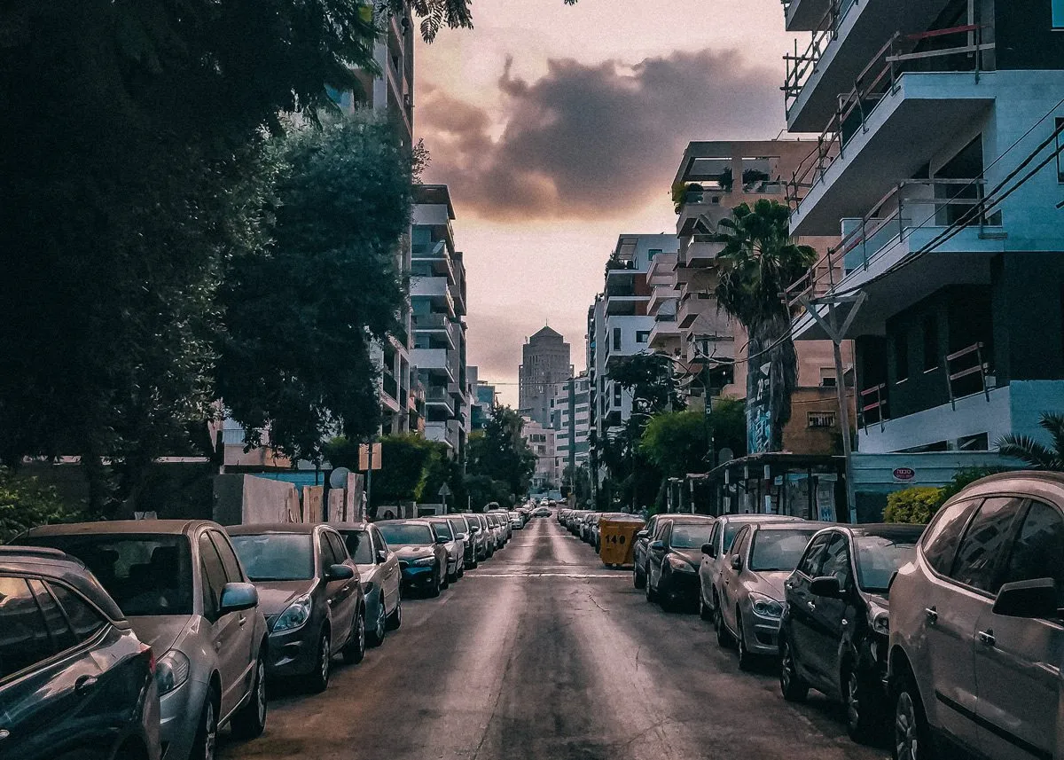 Пролегающая между жилых домов дорога