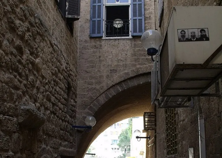 Ведущая в небольшой израильский двор арка