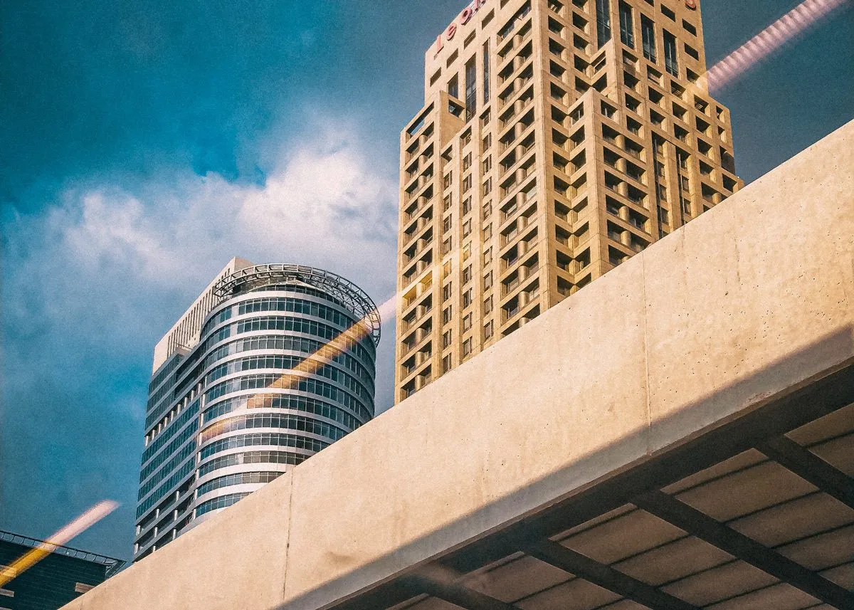 Вид на многоэтажные здания из поезда