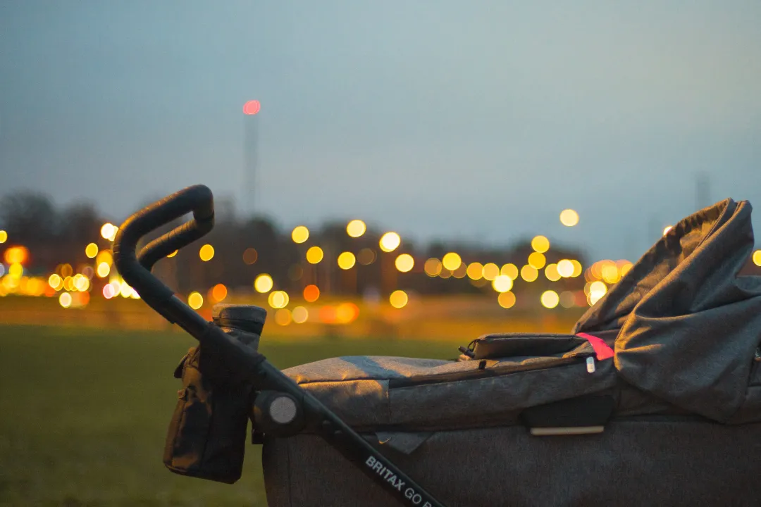 Как перевозить детскую коляску в самолёте?