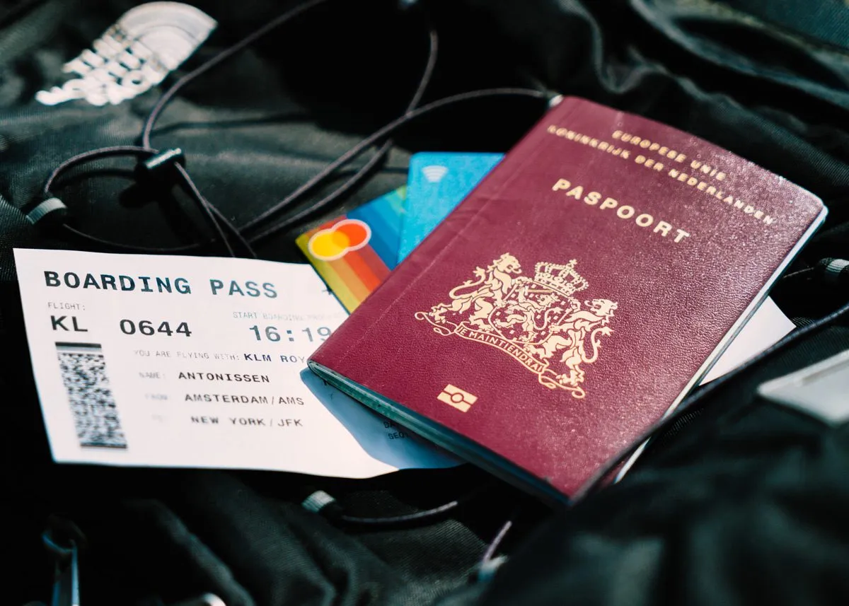 Паспорт и билеты лежат на рюкзаке