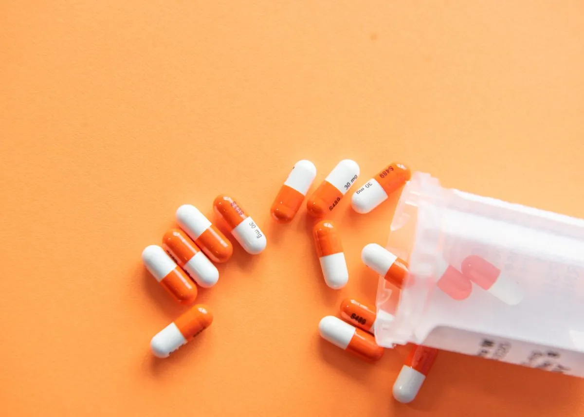 Таблетки лежат на оранжевом фоне