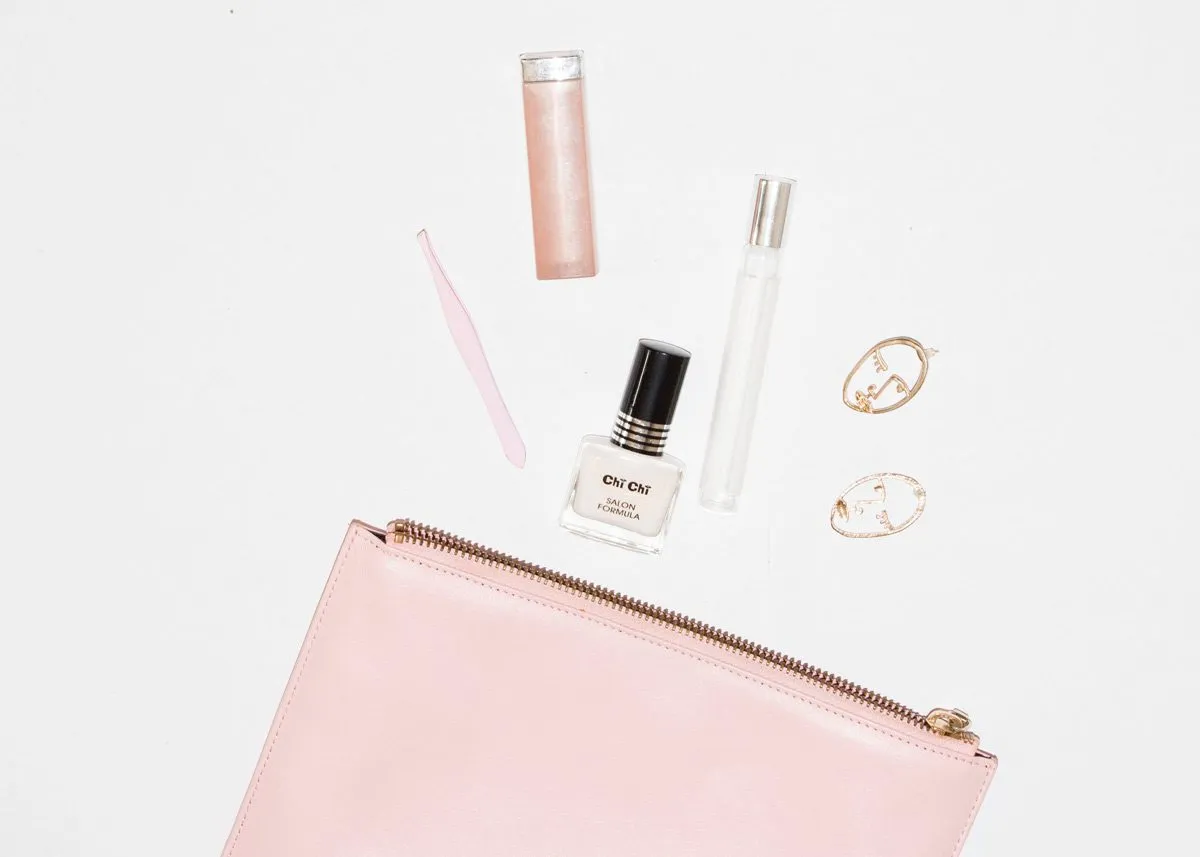 Косметика и сережки рядом с косметичкой