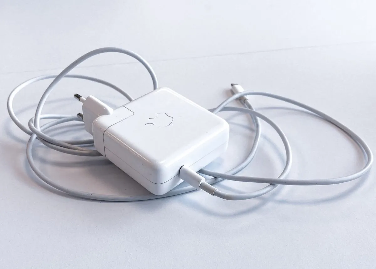 Зарядное устройство на белом фоне