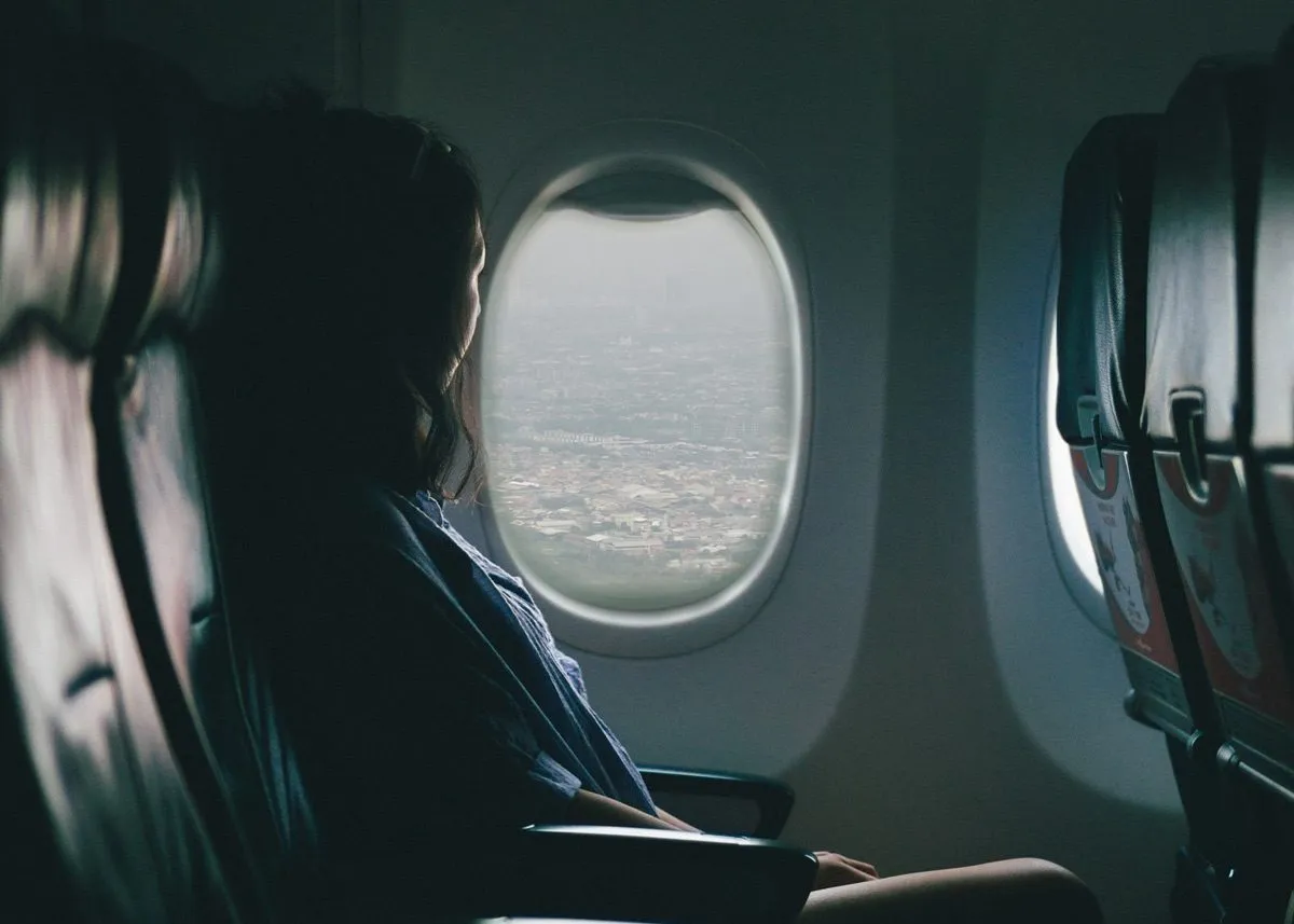 Город виднеется через иллюминатор самолёта