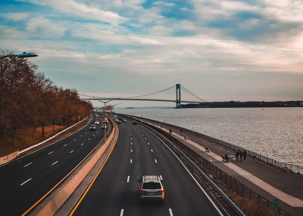 Пролегающая автомобильная дорога на набережной