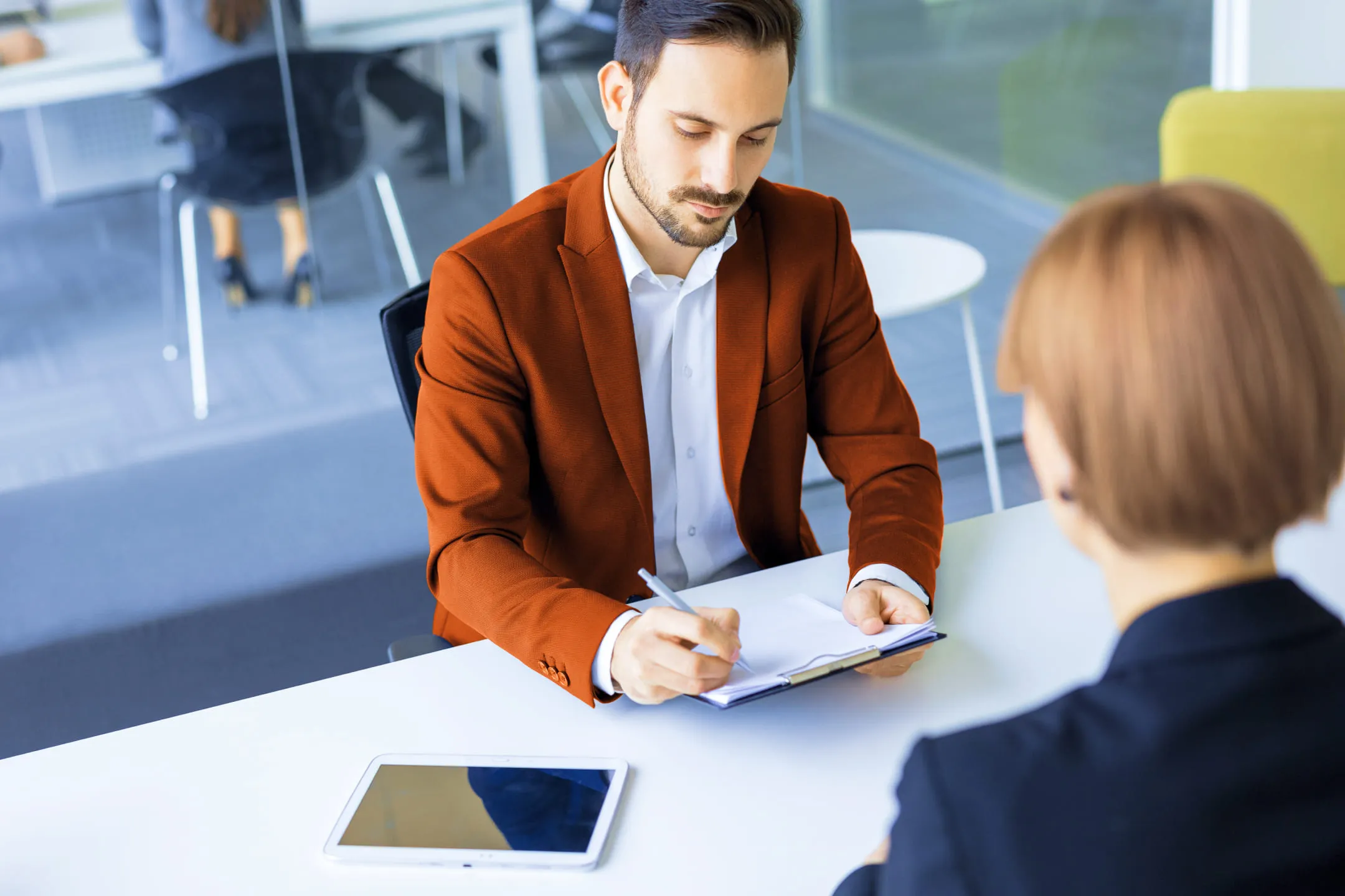 Мужчина помогает оформить документы