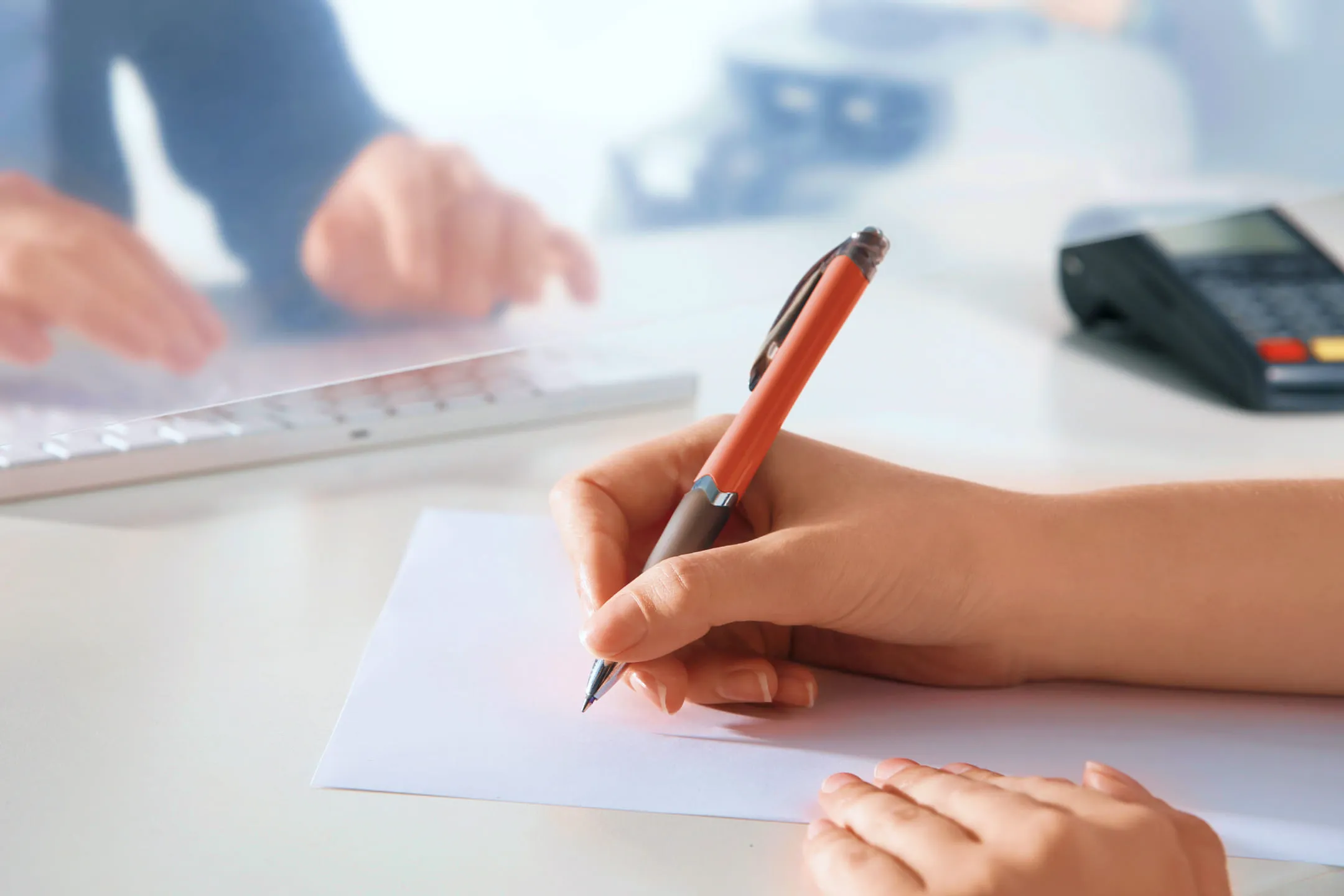 Человек подписывает бумагу