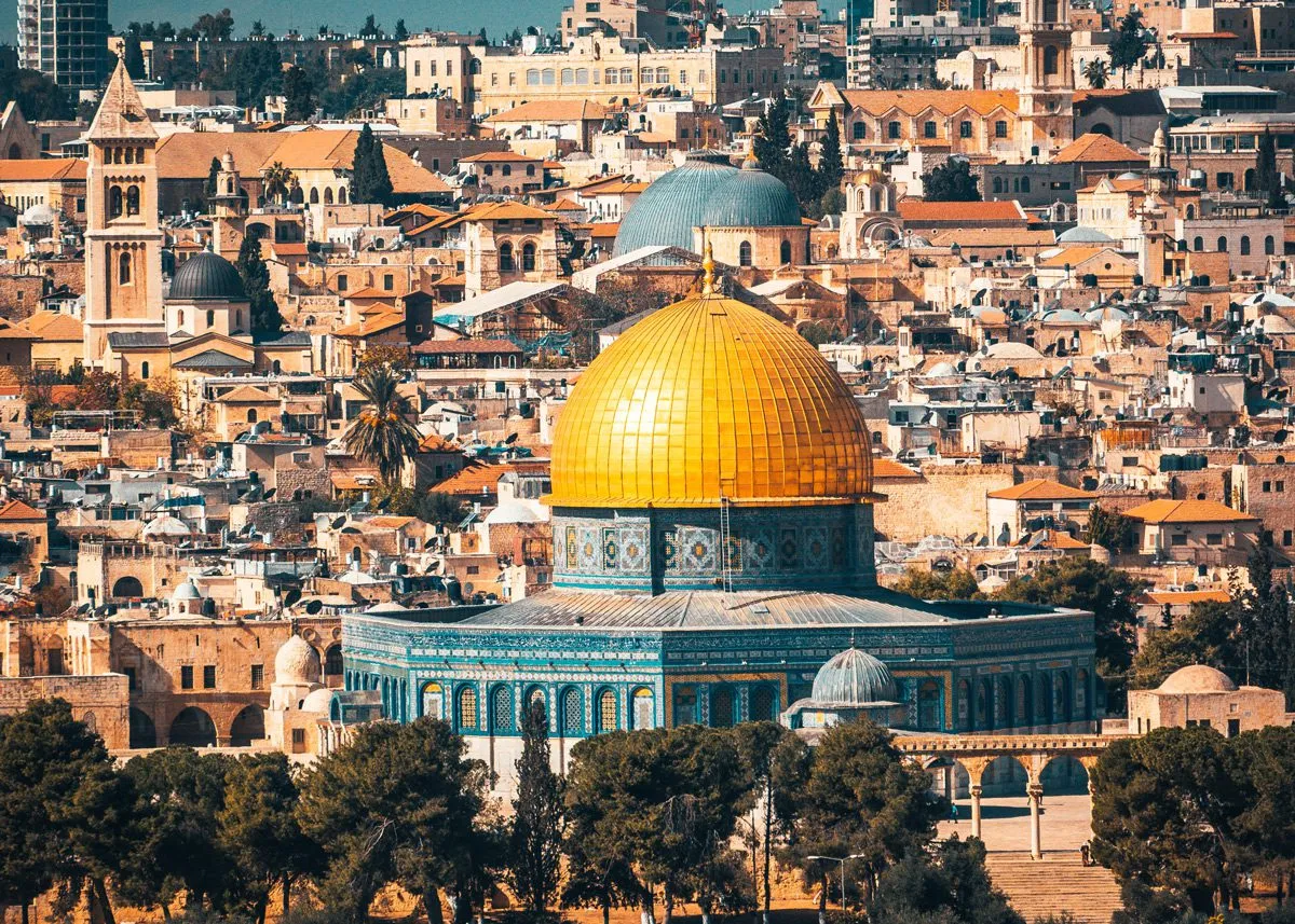 Лучи солнца отражаются в куполе главного здания города