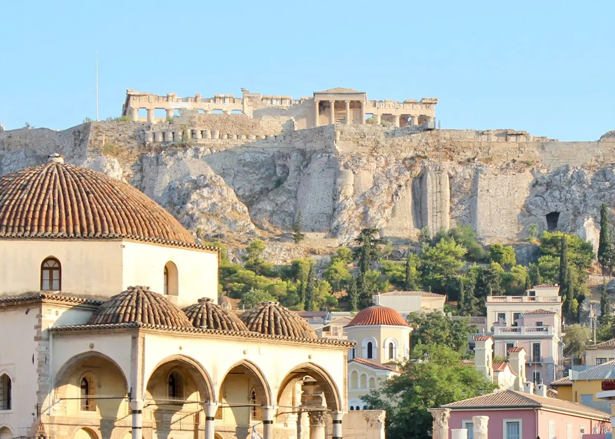 Полуразрушенное на возвышенности близ города