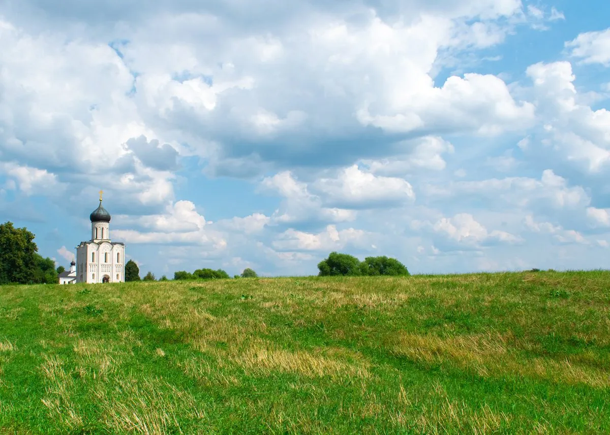Белый собор посреди поля