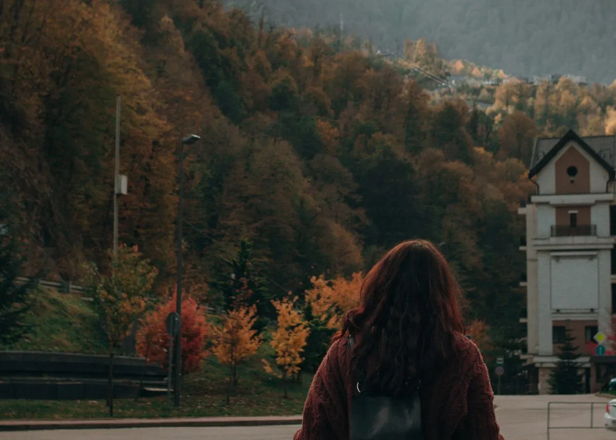 Девушка идет вдоль дороги