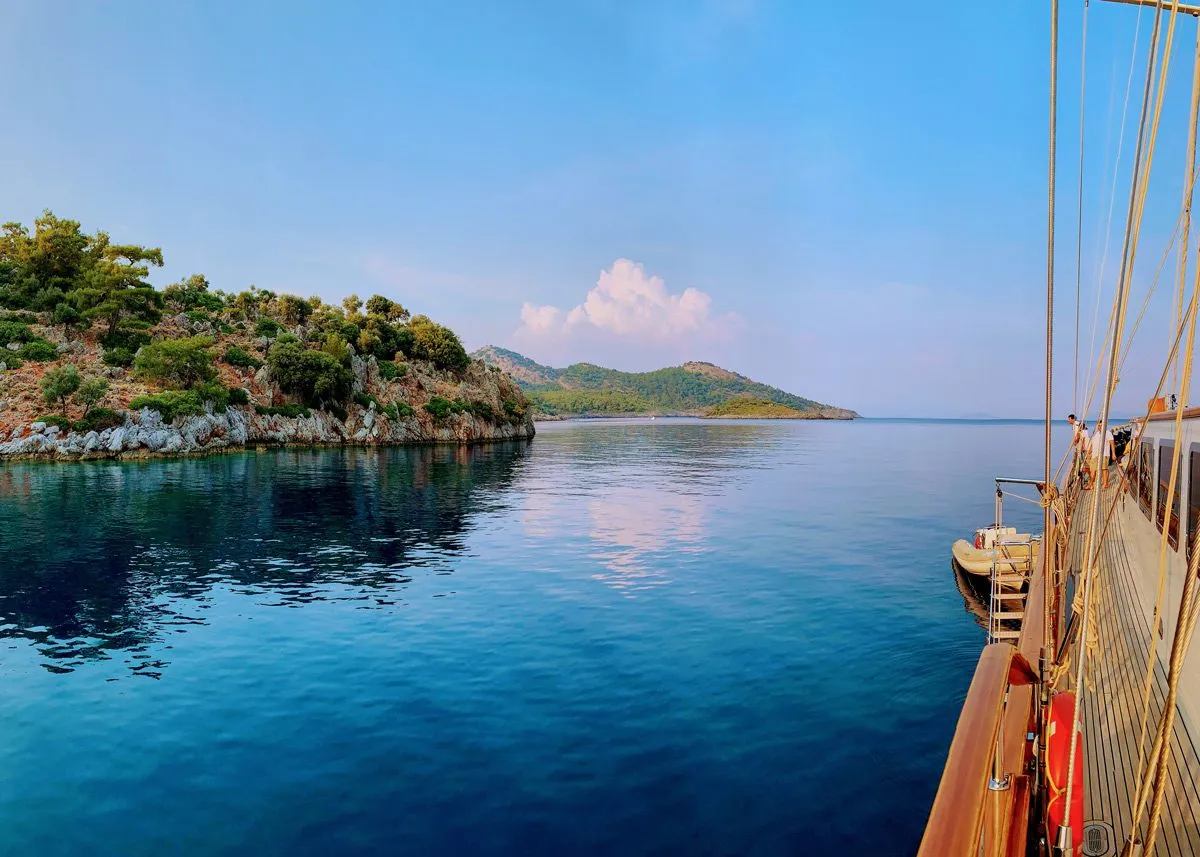 Корабль проплывает между островами Турции