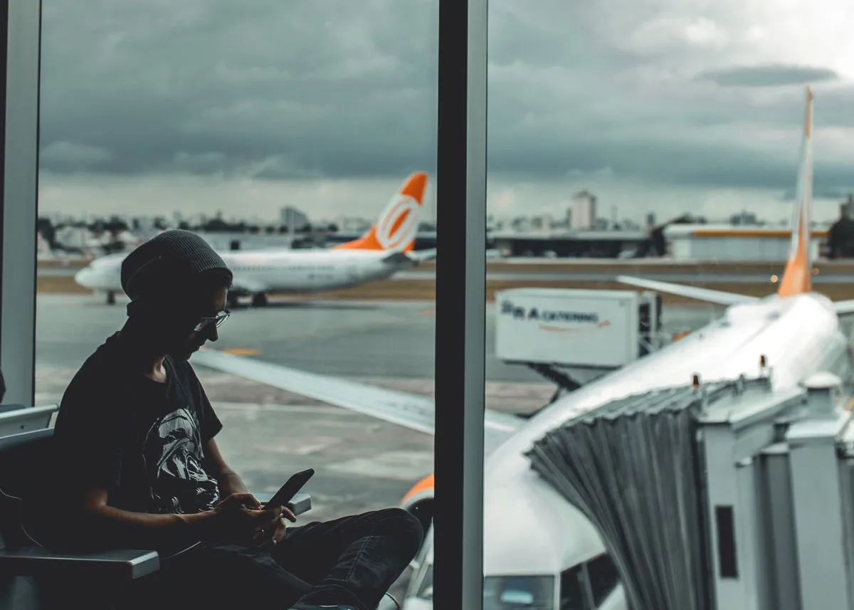 Человек в зоне ожидания аэропорта